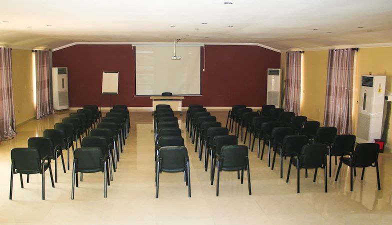 Chairs and tables Public Address (PA) system Projector Reliable power supply Comfortable seating arrangement